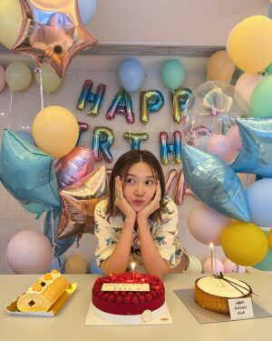 Elva Ni Chen-Xi Instagram - 本以為自己沒有力氣再慶祝生日
但原來有家人和好友的陪伴真的是幸福滿滿
是不是e人都這樣愛折騰   ( ๑‾̀◡‾́)σ” 
謝謝每一個你們送的祝福
我都收到了
感恩有你們🫶🏻
#forevergrateful