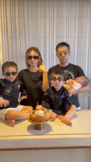 Elva Ni Chen-Xi Instagram - One year older One year wiser 
Still trying to be a cool mom 😎
#是不是完全看不出是誰生日

又是一年生日不能一起慶祝
將我這裡混亂又開心的生日vibes也傳送給你 @jen815 
#twinsisters