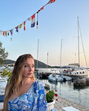 Elvan Dişli Instagram - Haziran #dump 🌸
1- Doğum günü kızı
2/3/4- Güzel çıktığım için
5- Değişik söylüyo ,adam hızlı diyerek kaptana hak veriyorum 
6/7- Biraz da poz
8- Nasıl ıslık çalamıyorum 
9- 💁🏼‍♀️ 
10- Yalnız, su bayağı güzel bu arada