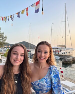 Elvan Dişli Instagram - Haziran #dump 🌸
1- Doğum günü kızı
2/3/4- Güzel çıktığım için
5- Değişik söylüyo ,adam hızlı diyerek kaptana hak veriyorum 
6/7- Biraz da poz
8- Nasıl ıslık çalamıyorum 
9- 💁🏼‍♀️ 
10- Yalnız, su bayağı güzel bu arada