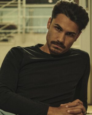 Elvis Esposito Instagram - "Il mio tempo non è ancora venuto ; alcuni nascono postumi." Friedrich Nietzsche
ph @hockobayashi_ 
🏴‍☠️🏴‍☠️🏴‍☠️