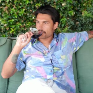 Elvis Esposito Instagram - Siamo tutti mortali fino al primo bacio e al secondo bicchiere di vino . 🍇🍷🍇