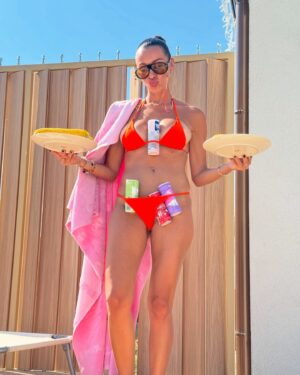 Ema Fajnorová Instagram - prišli sme, videli sme, okúpali sme a obrátili sme @ruman_house hore nohama 👙