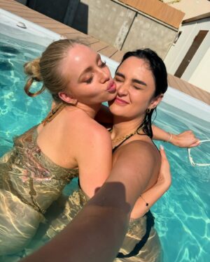 Ema Fajnorová Instagram - prišli sme, videli sme, okúpali sme a obrátili sme @ruman_house hore nohama 👙