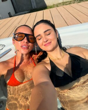 Ema Fajnorová Instagram - prišli sme, videli sme, okúpali sme a obrátili sme @ruman_house hore nohama 👙
