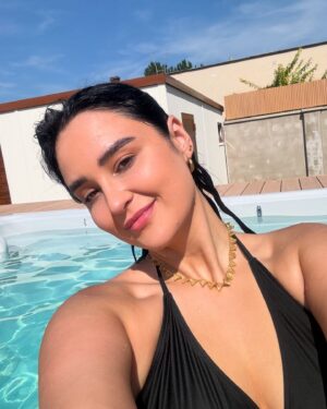 Ema Fajnorová Instagram - prišli sme, videli sme, okúpali sme a obrátili sme @ruman_house hore nohama 👙