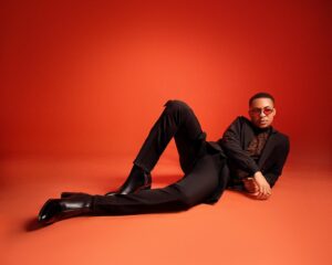 Emeka Nwagbaraocha Instagram - If you complain, I go tell you I be Gemini 

Outfit:  @kadi_zean 
Styling: @izu_udokwu 
Photo:  @saycheese.jpgs 

#BoyOnFire
