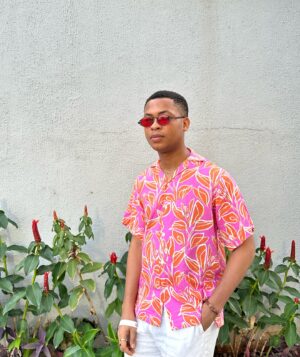 Emeka Nwagbaraocha Instagram - “Comfort ye, acomfort ye my people, saith your God… for your warfare is accomplished”. (Isaiah 40:1-2) PP

Happy New month guys.
👕: @noircollectives 

#BoyOnFire