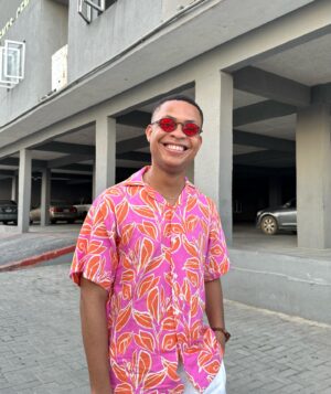 Emeka Nwagbaraocha Instagram - “Comfort ye, acomfort ye my people, saith your God… for your warfare is accomplished”. (Isaiah 40:1-2) PP

Happy New month guys.
👕: @noircollectives 

#BoyOnFire