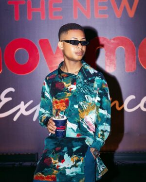 Emeka Nwagbaraocha Instagram - Smallie wey dey Mighty…

An Evening with @showmaxnaija 

Styled by @izuudokwu 
Photo by  @dejisamuel_ 

#BoyOnFire