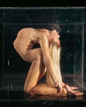 Emerald Gordon Wulf Instagram - How comfortable are you in small spaces? Do these pictures freak you out? 
Photos by @shaneoneal @sonstudios 
#contortion #contortionist #flexible #flexibility