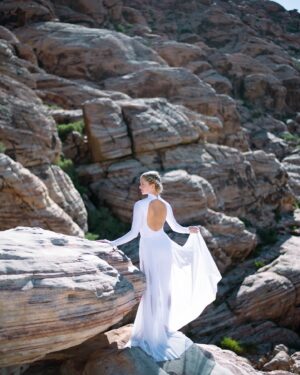 Emerald Gordon Wulf Instagram - Isn’t Las Vegas beautiful? If it were only 50 degrees cooler I could move here! There were so many hikers in Red Rock Canyon. Brave souls. 
Would you hike or rock climb in 114 heat? 
Photos by @kalialexsis 
Wardrobe by @hamiltonstheatrical 
#desert #contortion #contortionist #flexible #flexibility #handstands #handstand #nature #vegas #lasvegas #canyon #rockclimbing #redrocks