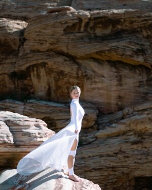 Emerald Gordon Wulf Instagram - Isn’t Las Vegas beautiful? If it were only 50 degrees cooler I could move here! There were so many hikers in Red Rock Canyon. Brave souls. 
Would you hike or rock climb in 114 heat? 
Photos by @kalialexsis 
Wardrobe by @hamiltonstheatrical 
#desert #contortion #contortionist #flexible #flexibility #handstands #handstand #nature #vegas #lasvegas #canyon #rockclimbing #redrocks