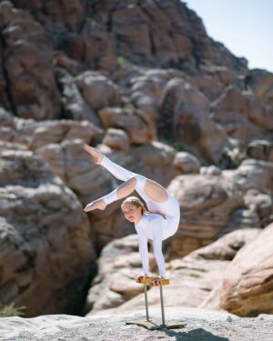 Emerald Gordon Wulf Instagram - Isn’t Las Vegas beautiful? If it were only 50 degrees cooler I could move here! There were so many hikers in Red Rock Canyon. Brave souls. 
Would you hike or rock climb in 114 heat? 
Photos by @kalialexsis 
Wardrobe by @hamiltonstheatrical 
#desert #contortion #contortionist #flexible #flexibility #handstands #handstand #nature #vegas #lasvegas #canyon #rockclimbing #redrocks