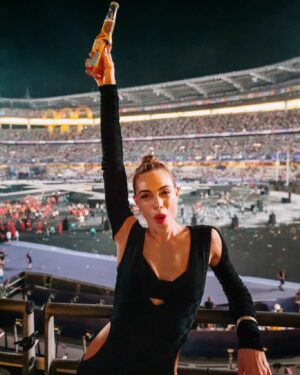 Emilia Attías Instagram - París! Lo dimos todo! 🫶

Lo que vivimos estos días acá, fue INCREIBLE.
Vivir los @juegosolimpicos desde adentro, es una experiencia que nunca se olvidará en mi memoria. La adrenalina del desafío, la euforia de la gente, la magia de ese poder en el aire que emana la destreza humana en su máxima potencia. Sumado a vivirlo con amigxs, y disfrutando de todos los spots que armó @corona_argentina por distintos lugares durante estos días, para agasajarnos con un París, chill, delicioso, divertido, y con los sunsets más mágicos de la ciudad 🙌

Como cierre, la ceremonia de clausura, que a todxs nos dejó maravilladxs, imagínen lo que fue verla en vivo. No lo pude resumir en un video! 🤭

Deslicen para ver un poquito de todos estos días espectaculares por acá!

Bisousss a este equipo de amigxs con lxs que me tocó compartir esta experiencia! @rochi_igarzabalok
@vicdalee @nicomarinb y team Corona 🫶⚡️ lo dimos todo en París!

#goldenmoments