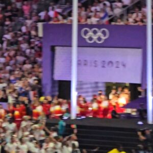 Emilia Attías Instagram - París! Lo dimos todo! 🫶

Lo que vivimos estos días acá, fue INCREIBLE.
Vivir los @juegosolimpicos desde adentro, es una experiencia que nunca se olvidará en mi memoria. La adrenalina del desafío, la euforia de la gente, la magia de ese poder en el aire que emana la destreza humana en su máxima potencia. Sumado a vivirlo con amigxs, y disfrutando de todos los spots que armó @corona_argentina por distintos lugares durante estos días, para agasajarnos con un París, chill, delicioso, divertido, y con los sunsets más mágicos de la ciudad 🙌

Como cierre, la ceremonia de clausura, que a todxs nos dejó maravilladxs, imagínen lo que fue verla en vivo. No lo pude resumir en un video! 🤭

Deslicen para ver un poquito de todos estos días espectaculares por acá!

Bisousss a este equipo de amigxs con lxs que me tocó compartir esta experiencia! @rochi_igarzabalok
@vicdalee @nicomarinb y team Corona 🫶⚡️ lo dimos todo en París!

#goldenmoments