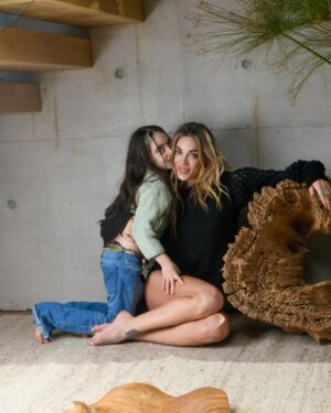 Emilia Attías Instagram - Gina. Chuna. Misipuni. Misi. Puni. Musi. Gigi.

Tantas maneras de decirte. Todo lo que me sale es amor por vos.

Que fortuna para todos los que se crucen en tu vida, empezando por mí ♡.

Suavecitas arriba de @miradorporelmundo 

Ph @juliojuarez99