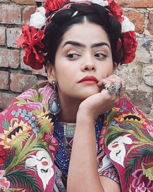 Emilia Ceballos Instagram - La primera foto para mi No es solamente  un proceso artístico, Es y era también el proceso que pasaba por mi vida 😍 cuando mi padre estaba ! 

Y agradecía y entendía que la vida y la escena me brindaba mensajes de alivio y también de creación 

Temporada de @emmareyesoficial 
Estreno por @senalcolombiatv 

Un trabajo impecable de @quintocolorprodu 
Allí nos vemos!

#frida