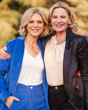 Emilia Fox Instagram - A glorious evening at Kew - basking in the golden hour. Hello summer ☀️🌅☀️
It was great catching up with my fellow ambassadors @KimCattrall and #Konniehuq 
and I learned a lot, as I always do at Kew. This time I found out that if you’re receiving Universal Credit or Pension Credit, you can visit @KewGardens and its wild botanic garden @Wakehurst for just £1 🌸🌿
Since launching this offer in January 2022, over 88,000 visitors have enjoyed a day out in nature with this scheme. The initiative is part of Kew’s commitment to making nature accessible to everyone, as outlined in our/their Manifesto for Change. 🍃

£1 tickets are available to book on the Kew Gardens website. 

#KewGardens #Wakehurst #AccessibleNature #UniversalCredit #PensionCredit #DayOut #NatureLovers #ManifestoForChange

👗 fabulous suit kindly on loan from @TemperleyLondon 
💄fantastic hmu by the gorgeous @lizbeckettmua 
📸 with Kim Cattrall taken by James Gifford Mead - RBG Kew