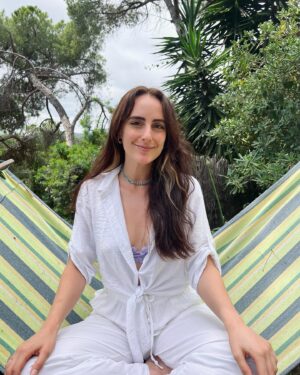 Emilia Lazo Instagram - 🌞

No soy mucho de usar el pelo suelto pero ahora que viene el verano quería darle un poco de vida.
Qué gusto volver al color natural en las manos de @albertocerdan_ac con el servicio de color vegano Vegan Illuminage de @wellaproes. Me encantó el resultado luminoso y súper natural. 🌊