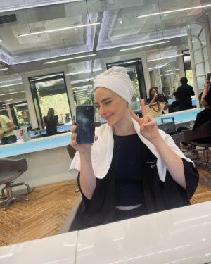Emilia Lazo Instagram - 🌞

No soy mucho de usar el pelo suelto pero ahora que viene el verano quería darle un poco de vida.
Qué gusto volver al color natural en las manos de @albertocerdan_ac con el servicio de color vegano Vegan Illuminage de @wellaproes. Me encantó el resultado luminoso y súper natural. 🌊