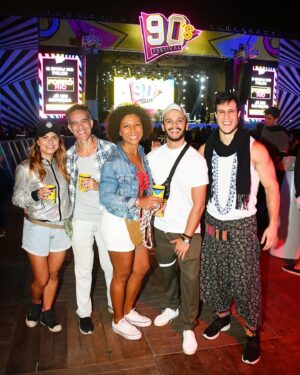 Emiliano D'Ávila Instagram - Festival com Timbalada, É o tchan e Daniela Mercury na mesma noite e essa galera massa da máfia do dendê pra curtir junto é ou não é Carnaval de Salvador em pleno inverno do Rio?!

Obrigado:
@90s_festival
@peck_oficial
@andreamecenas
@cseventos
@sampaio_carol
@micheldiamant
@leomarcal
@lulyb

Foto1: @rmulo.ft

#baianidade