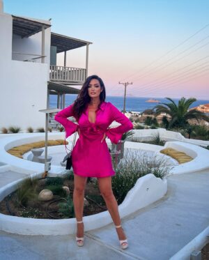 Émilie Nef Naf Instagram - « Un voyage en Grèce, une longue amitié célébrée sous le soleil et le bruit des vagues » 🌊 🌅💙 #greece #amitie