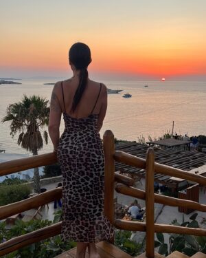 Émilie Nef Naf Instagram - « Un voyage en Grèce, une longue amitié célébrée sous le soleil et le bruit des vagues » 🌊 🌅💙 #greece #amitie