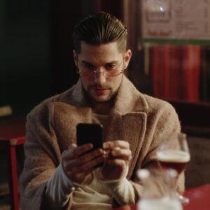 Emilien Vekemans Instagram - « Comment ça, ma calvitie ? »

Ivan, par @emilienvekemans 
Ivan, interpreted by @emilienvekemans 

Pilote à découvrir via le lien en bio !
Watch the exclusive episode of Dopamine on YouTube !

#dopamine
