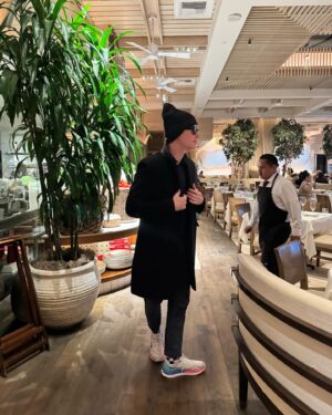 Emilio Insolera Instagram - Giornata piovosa 🌧️ a Los Angeles. Pranzo all #avra. Appuntamento con me stesso. 

Rainy 🌧️ day in Los Angeles. Lunch at #avra. Dating with myself.

Dia lluvioso 🌧️ en Los Angeles. Almuerzo al #avra. En una cita conmigo mismo.