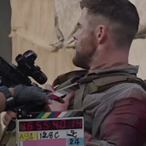 Emilio Insolera Instagram - It is tomorrow, Friday April 24th, our friend Sam Hargrave @reelkicksam ’s big day: his first directorial debut film EXTRACTION with @chrishemsworth is coming out on @netflix - totally action packed film with fight choreographies done wildly with no green chroma or special effects, so typical of Sam! This time from his point of view! Be sure to have a pot behind you, in case your mind gets blown away. Let’s watch it! 🇺🇸 È domani, venerdì 24 aprile, grande giorno per il nostro amico Sam Hargrave @reelkicksam: il suo primo film come regista, EXTRACTION con @chrishemsworth uscirà su @netflix - film totalmente d'azione con coreografie di combattimento fatte selvaggiamente senza supporto di chroma verde o effetti speciali, così tipico di Sam! Questa volta dal suo punto di vista! Guardiamolo!🇮🇹