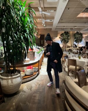Emilio Insolera Instagram - Giornata piovosa 🌧️ a Los Angeles. Pranzo all #avra. Appuntamento con me stesso. 

Rainy 🌧️ day in Los Angeles. Lunch at #avra. Dating with myself.

Dia lluvioso 🌧️ en Los Angeles. Almuerzo al #avra. En una cita conmigo mismo.