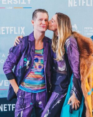 Emilio Insolera Instagram - Complimenti a @netflixit per l'eccellente impegno a garantire l'accessibilità universale, dall'accoglienza degli ospiti con interpreti LIS alla proiezione del film con sottotitoli e audiodescrizioni.

Il segreto del cambiamento è concentrare la tua energia non nel combattere il vecchio, ma nel costruire il nuovo.

@emilioinsolera @carolainsolera @anainsolera  @es_pr_communication @e_schmeidler @dhruvkapoor Crediti @virginiabettoja /Netflix