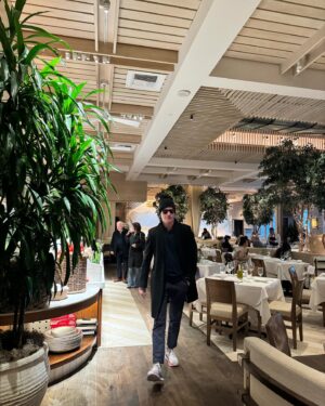 Emilio Insolera Instagram - Giornata piovosa 🌧️ a Los Angeles. Pranzo all #avra. Appuntamento con me stesso. 

Rainy 🌧️ day in Los Angeles. Lunch at #avra. Dating with myself.

Dia lluvioso 🌧️ en Los Angeles. Almuerzo al #avra. En una cita conmigo mismo.