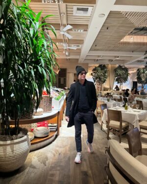 Emilio Insolera Instagram - Giornata piovosa 🌧️ a Los Angeles. Pranzo all #avra. Appuntamento con me stesso. 

Rainy 🌧️ day in Los Angeles. Lunch at #avra. Dating with myself.

Dia lluvioso 🌧️ en Los Angeles. Almuerzo al #avra. En una cita conmigo mismo.