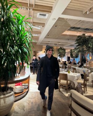 Emilio Insolera Instagram - Giornata piovosa 🌧️ a Los Angeles. Pranzo all #avra. Appuntamento con me stesso. 

Rainy 🌧️ day in Los Angeles. Lunch at #avra. Dating with myself.

Dia lluvioso 🌧️ en Los Angeles. Almuerzo al #avra. En una cita conmigo mismo.
