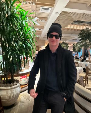 Emilio Insolera Instagram - Giornata piovosa 🌧️ a Los Angeles. Pranzo all #avra. Appuntamento con me stesso. 

Rainy 🌧️ day in Los Angeles. Lunch at #avra. Dating with myself.

Dia lluvioso 🌧️ en Los Angeles. Almuerzo al #avra. En una cita conmigo mismo.