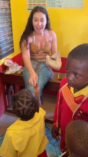 Emily Alexandra Guglielmo Instagram - 🇿🇦 I’m very proud to bring magic to children all over the world 

🌟 Every Child deserves Hope & the Magic of believing 

🧜🏻‍♀️ This was the first time Kenya saw a real life mermaid 

✈️ Next stops ….. Vietnam and Indonesia 

@sirenskinofficial gives back a portion of every purchase