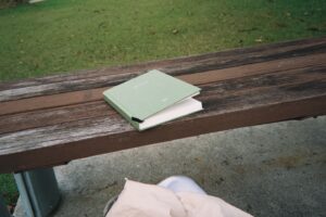 Emily Chan Instagram - 傍晚在公園散步，一個男子迎面跑來，向我點頭微笑。我不自覺緊繃起來，雖然也微笑回他，但防衛機制刷就上來了。還沒想好這人是否另有意圖，他就已經繞過我，繼續散步。

看著他離去的背影，他的跑步鞋和肩上的汗巾， 看起來已經跑了好一陣子。是我慢吞吞的散步擾亂了他的節奏，他只好慢下腳步等我讓位。

什麼時候變這樣了呢？以前明明相信人都是善良的。
大概是後來變得容易不安，才會第一時間就揣測他人的惡意吧。

前幾天看到一個實驗影片，研究員把幾個牙牙學語的小北鼻，和十幾條無牙無毒的蛇放在一個房間裡。北鼻們從來沒接觸過蛇，好奇又開心地撫摸它們，蛇也乖乖地捲縮在一旁。

顯然的，在房外的父母很不安，好幾次忍不住隔著觀察窗對北鼻說「他會咬你！」「我希望你不要摸它」「好噁心！」。

研究員對他們說「我們已經確認過這都是無毒的蛇，但你們可以進去告訴他們這很危險。」 但父母們都拒絕了，小北鼻們也安然無恙的跟蛇玩了一陣。

大部分的恐懼，都是被灌輸的。
如何分辨黑白也是，如何厭惡一個人也是。

單單感受善意就很忙了，
為什麼還要浪費時間去揣測別人的惡意呢？

今天散步紀錄完畢。

#emsaid