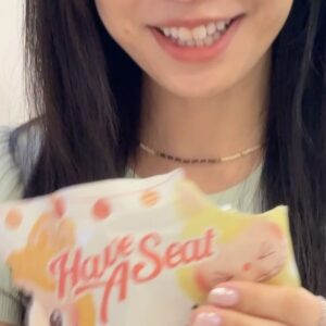 Emily Chan Instagram - Spreading some happy vibes on Monday morning 🌼