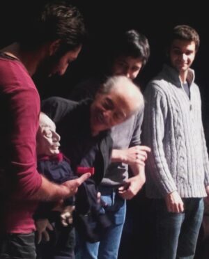 Emir Çubukçu Instagram - Yıl 2013. Üç yeni mezun bir tiyatro açmışız. Oyunlar oynuyoruz. Aradan aylar geçmiş. Tabii ki hiç paramız yok. Tabii ki batmak üzereyiz… 
Bir gün Yiğit Hoca “Genco abiyi çağıralım oyuna” dedi. Genco Erkal’a hayranız, ne oynasa izlemişiz, @atesberkay harika bir kuklasını yapmış kendi elleriyle….bizim bir oyunumuzu izlemesi hayalimiz. “Belki severse oyunu, gelir bizim için, @tiyatrod22 için de bir destek oyunu oynar” diye hayal ediyoruz. 
Geldi oyuna izledi, bir destek oyunu oynadı sonra bizim için. 15 Ocak 2013’te. Nazım’ın doğum gününde, İnsanlarım’la D22 sahnesine çıktı. Bizden önce devasa bir salonda oynamıştı İnsanlarım’ı. D22 sahnesi küçücük. Biz de koyabildiğimiz kadar sandalye koymuşuz ne kadar seyirci alsak o kadar iyi diye ama korkuyoruz da ‘bu kadarcık yerde nasıl oynayayım’ der diye.
Oyundan önce geldi salona şöyle bir baktı, biz arkasındayız. Ödümüz patlıyor. “Daha fazla iskemle yok mu çocuklar, varsa koysanıza” dedi. Çok küçülür sahne diye düşündüğümüzü söyledik. “Siz koyun” dedi. “Destek oyunu bu. Ben döne döne oynarım şu ortada” 
O koca Genco Erkal döne döne küçücük yerde oynadı İnsanlarım’ı. Ağlaya ağlaya izledik. Oyun bitti, üstüne bir de bizi sahneye yanına çağırdı. Kendisiyle aynı sahnede yan yana durabilme mutluluğunu da yaşattı bize. Berkay’ın kuklasını aldı. “Evimin en güzel yerine koyacağım” dedi. 
Oyundan çıktık. 
Ekibi için oyunun hasılatının bir kısmını ona vereceğimizi konuşmuştuk öncesinde. Zarfla yanına gittik. Almadı. “Bu sizin” dedi. Galata’ya kadar arkasından koşuldu, kabul etmedi. Yıl 2013. 4250 tl! O destek oyunundan aldığımızla o sezonu geçirdik. Yeni oyunlar yaptık. Genco Hocayı izlemeye ve hayran olmaya hep devam ettik. Ömrümüz boyunca da unutmadan, her an minnetle anacağız. 
Hem olağanüstü tiyatroculuğu, bize verdiği tükenmez ilham hem de bu eşsiz kişiliği için…

Genco Erkal için, onun ardından söylenecek her söz yetersiz kalacak, bizim için, bu ülke tiyatrosu için taşıdığı değeri anlatmaya yetmeyecek. Ama bir hikayeyle, bu fotoğrafların hikayesiyle anmak belki biraz olsun hüznümüzü dindirir. Kendi de böyle hatırlanmak isterdi zannediyorum, sahne üstünde, kişiliği, dimdik, milim şaşmayan duruşu ve hikayelerle.