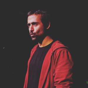 Emir Çubukçu Instagram - Sanatımdan öpücükler. Kim bilir ne zaman #hakikatelbetbirgün öncesi. Tekrardan sahnelerde olacağız. Yani... umarım... olacağız gibi...