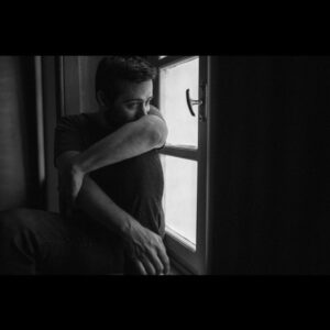Emir Çubukçu Instagram - “Uzun zaman olmuş bir fotoğraf koyayım artık.
Yok ya ne gerek var.
Var, bu benim işim bir yerde neticede.
Ne koyacağım ya şimdi.
Eskilerde ne var bakayım.
Hah camdan bakarken var, tam kapanmayla konsept olur. Koyayım gitsin”
Şeklindeki iç konuşmanın sonu. ☝️
