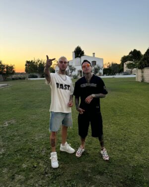 Emis Killa Instagram - Recap last 10 days:
- Relax in puglia
- Io e fedez in una delle 30 foto random pre show
- Guestata allo show di mio fratello Vanetti
- Chilling time con Neima & friends
- Il fresco di zona mi ha chiesto un selfie
- Check allo specchio prima di scendere dall’hotel
- Foto di gruppo peró di schiena così nessuno si lamenta per com’è venuto