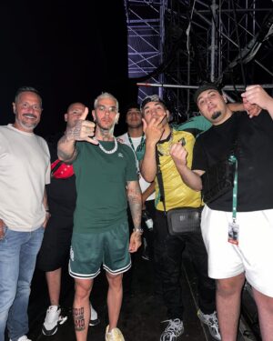 Emis Killa Instagram - Recap last 10 days:
- Relax in puglia
- Io e fedez in una delle 30 foto random pre show
- Guestata allo show di mio fratello Vanetti
- Chilling time con Neima & friends
- Il fresco di zona mi ha chiesto un selfie
- Check allo specchio prima di scendere dall’hotel
- Foto di gruppo peró di schiena così nessuno si lamenta per com’è venuto