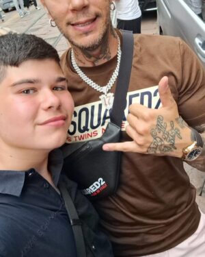 Emis Killa Instagram - Recap last 10 days:
- Relax in puglia
- Io e fedez in una delle 30 foto random pre show
- Guestata allo show di mio fratello Vanetti
- Chilling time con Neima & friends
- Il fresco di zona mi ha chiesto un selfie
- Check allo specchio prima di scendere dall’hotel
- Foto di gruppo peró di schiena così nessuno si lamenta per com’è venuto