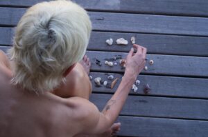 Emma Corrin Instagram - 🐚…..🦀…..

@sixsenseszilpasyon