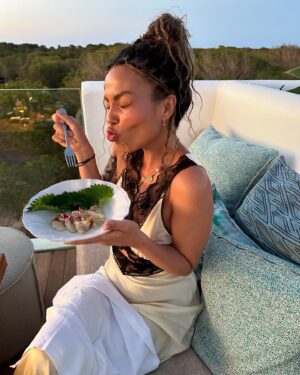 Emma Dabiri Instagram - Irish Mammies on tour !!! Is life allowed to be this fun? Is food allowed to taste this good ? Is the world allowed to be this beautiful?! WHAT A TRIP !!! Thank you for having us @terankahotelformentera !!! Seabass in mint leaf taco might be just one of THE BEST things I’ve ever tasted !!! Swimming in azure blue seas, biking around paradise (I’ve never been on an electric bike before   now I’m obsessed), Chi dancing, yoga and pilates, craic and deeps chats !!! BLISS 💫