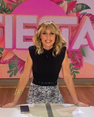 Emma García Instagram - Mañana más…😘😘😘❤️

▪️Look:
-Joyas @argiajewels 
-Falda @iroparis 
-Body @massimodutti 

Estilista @pepa.carmona 
Sastra @modabelenmadrid 
Maquillaje @carmenmaquillaje 
Peluquería @ooodeee 

#FelizNoche @unicorntves @telecincoes @mediasetcom