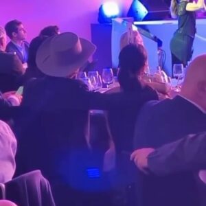 Emma García Instagram - Qué gala más cálida, familiar y bonita con mis querid@s amig@s de @cadena100 ayer en el Museo Guggenheim de Bilbao. 
¡¡¡Muchísimas gracias por el premio y por el cariño!!! 
No se puede disfrutar más de la música, la compañía, la cena, la ciudad y la gran familia que sois, somos, en Cadena 100. 
¡¡¡Por muchos bailes más a vuestro lado!!!❤️❤️❤️